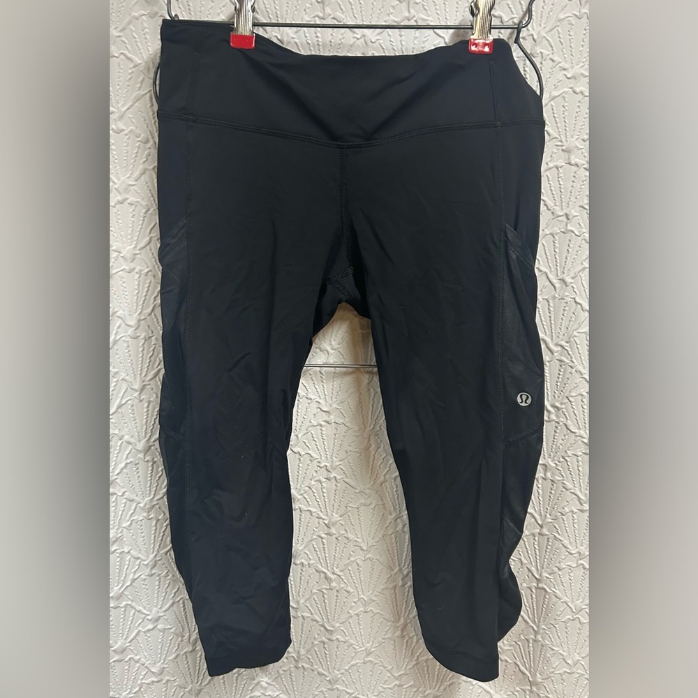 Lululemon Size 6 Black Athletic Capri Leggings